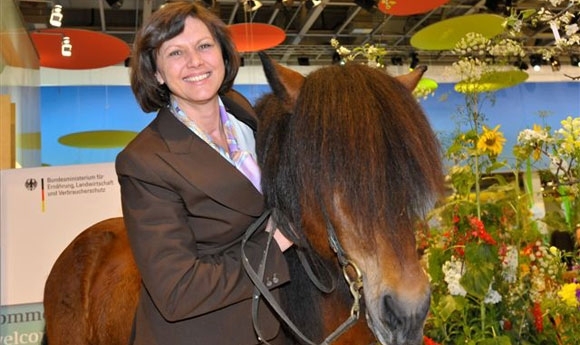 Stormur stürmt Grüne Woche, Ministerin Aigner freut’s