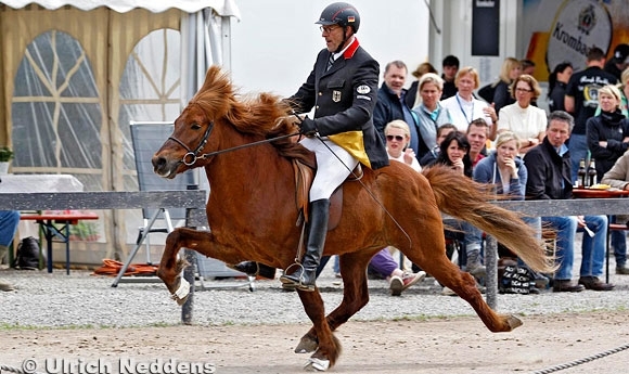 B’hof: Ralf F1-Gold, Sina/Anna-Bryndís & Milena jubeln