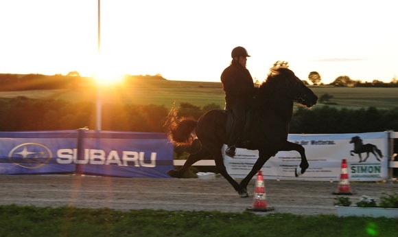 Karly gewinnt SUBARU Tölt & Drive, spendet Preisgeld