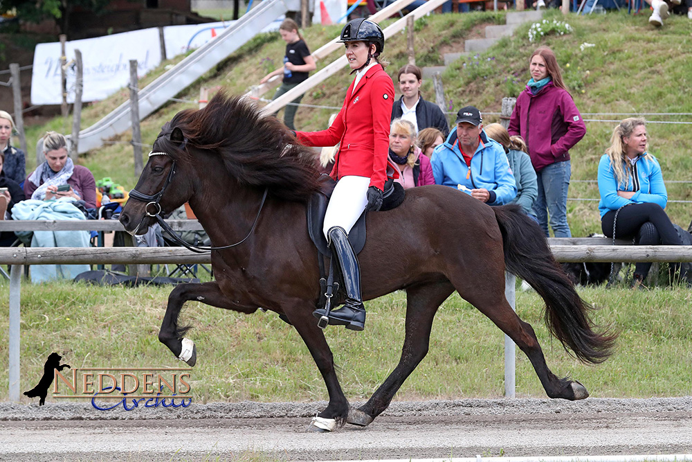 Lucie & Lisa toppen T2, Móarbær-V2 an Svenja