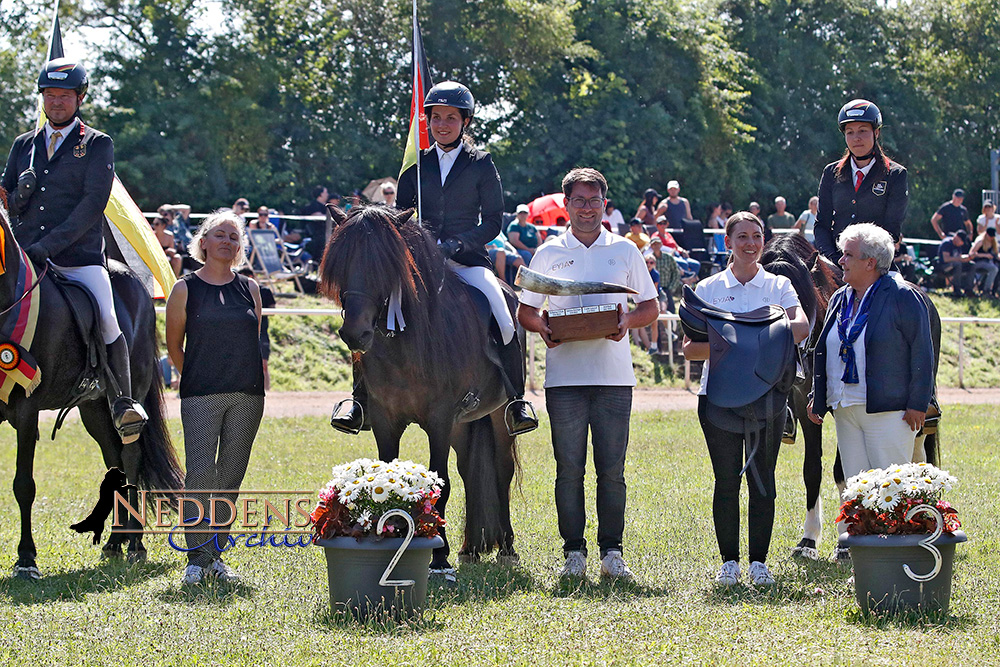 Feather Prize auch 2024 für 1a-Reitstil an Josje Bahl