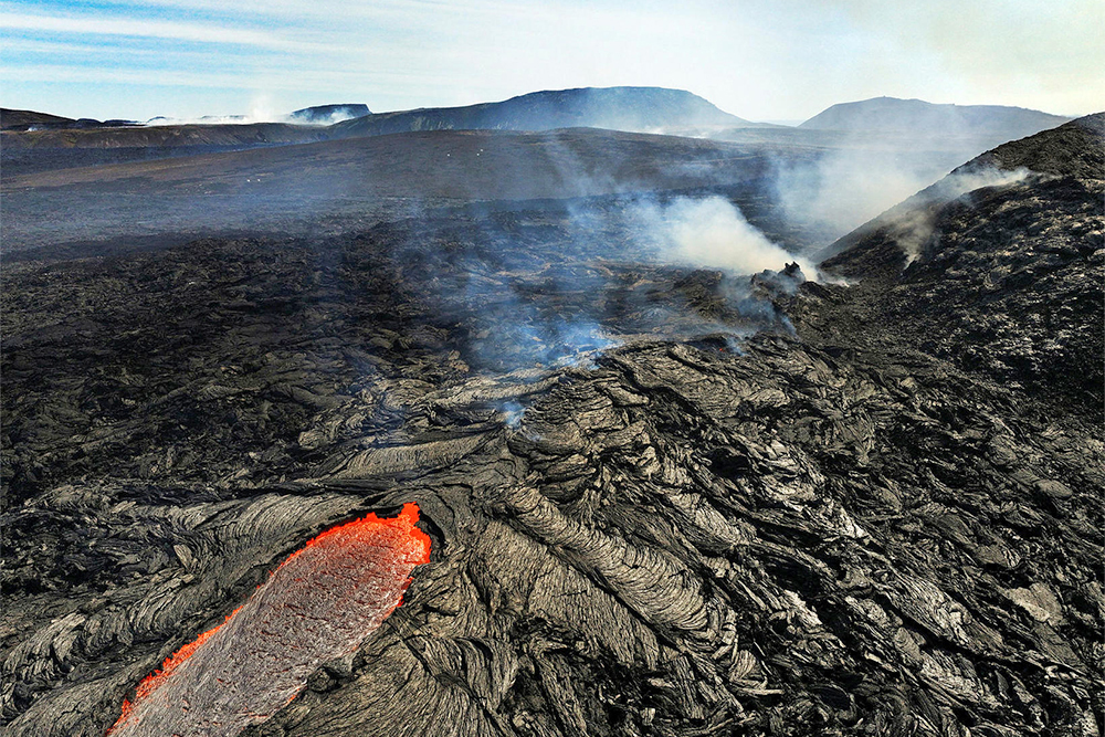 Krater-Inneres glüht vor: baldige Eruption möglich